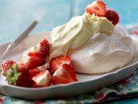 Meringues with Clotted Cream and Strawberries